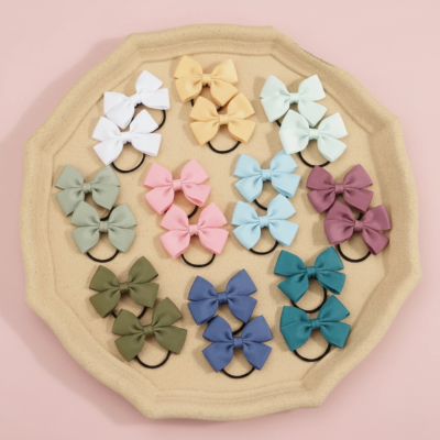 élastique-cheveux-bébé-multicolor-sur-un-fon-beige