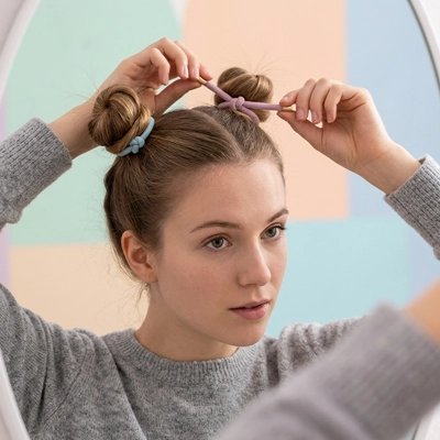 Élastique cheveux colore maintien doux pour coiffure en deux chignons