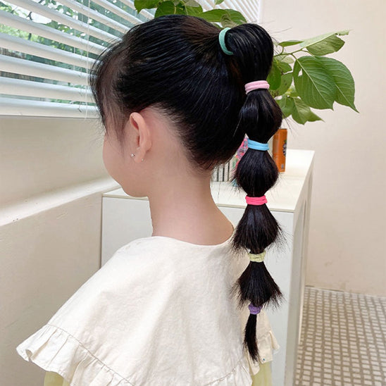élastique-cheveux-fillette-coiffure-queue-cheval-colores-cheveux-noirs-style-soigne-original-mignon