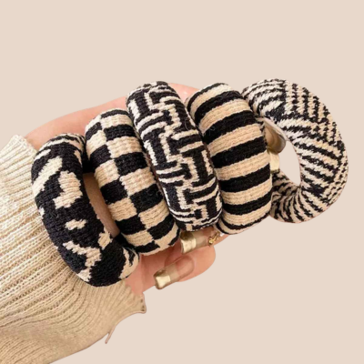 élastique pour cheveux en noir et blanc avec motifs geometrique