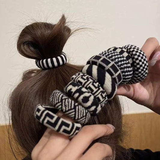 élastique-pour-cheveux-noir-blanc-femme-coiffure-chignon-style-tendance-original-soigne-accessoires