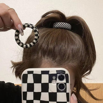 élastique-pour-cheveux-noir-blanc-femme-coiffure-queue-cheval-style-tendance-original-soigne-accessoires