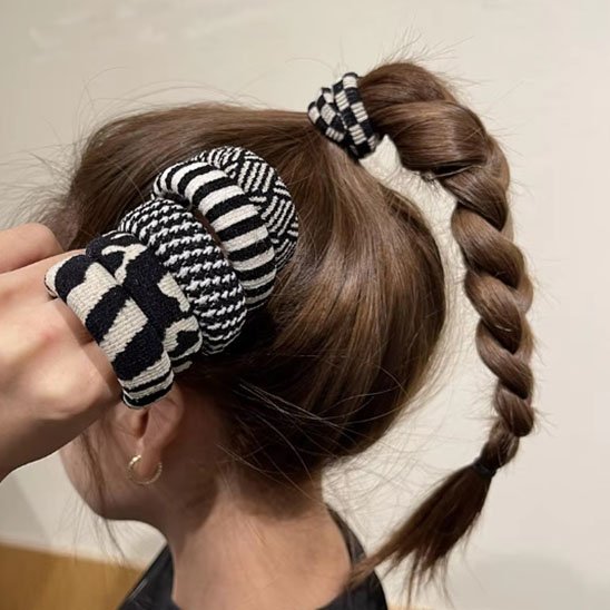 élastique-pour-cheveux-noir-blanc-femme-coiffure-tresse-style-tendance-original-soigne-accessoires