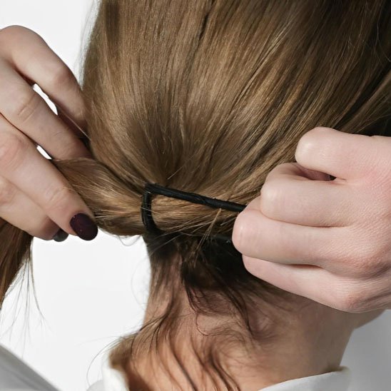Élastiques cheveux noirs pour attacher les cheveux clairs a la nuque