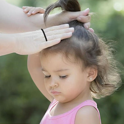 Élastiques cheveux noirs pour attacher les cheveux d une petite fille en queue de cheval en exterieur