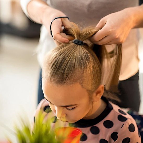 Élastiques cheveux noirs pour realiser une queue de cheval haute sur une petite fille