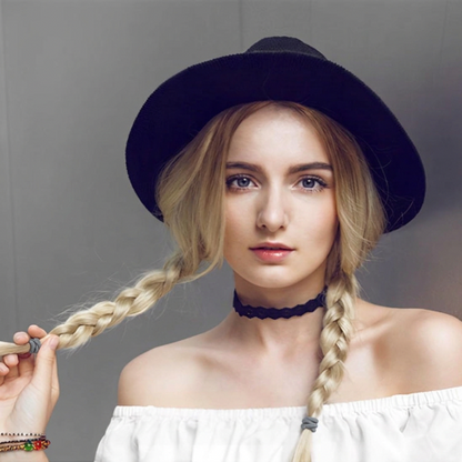Élastiques pour cheveux gris au bout de deux tresses blondes sur une femme portant un chapeau