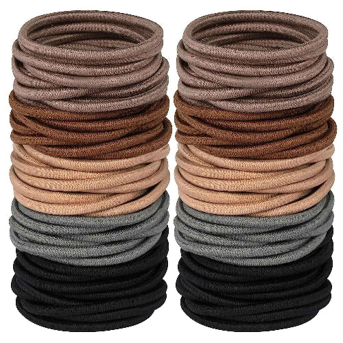 Élastiques pour cheveux taupe marron beige gris et noirs disposes en deux piles sur fond blanc