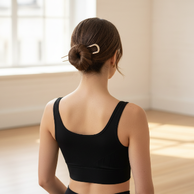 épingles à cheveux dore chignon femme salle de yoga lumineuse