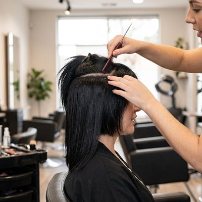 extension-cheveux-clip-pose-salon-sectionnement-professionnel-volume-longueur-style-femme