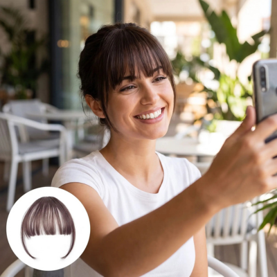 Extension-cheveux-frange-chatain-fonce-femme-souriante-dans-un cafe
