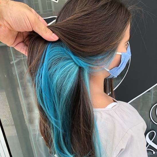 extension-clip-cheveux-brun-bleu-turquoise-cache-longue-lisse-peekaboo-style-femme
