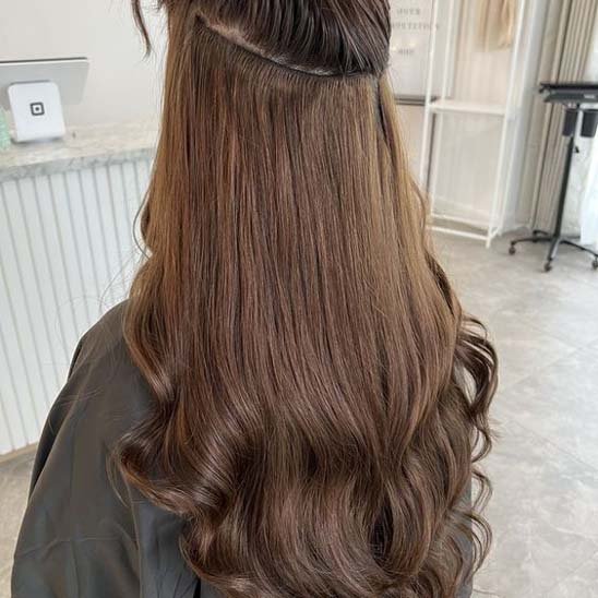 extension-clip-cheveux-brun-ondule-integration-parfaite-volume-naturel-finition-salon