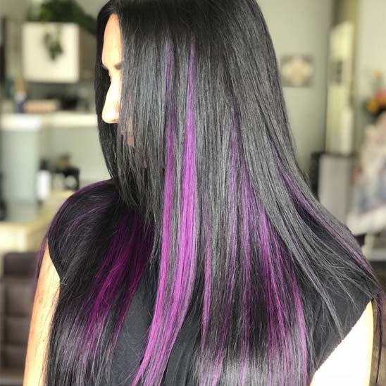 extension-clip-cheveux-noir-violet-longue-lisse-reflets-intenses-style-femme-salon