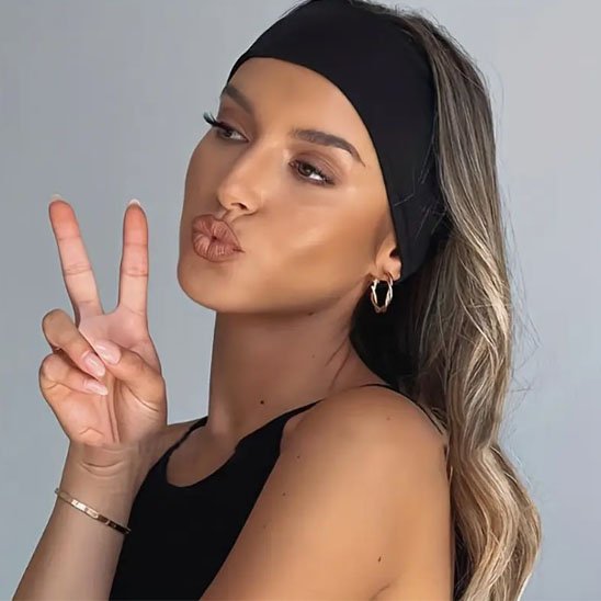 femme-pose-style-bandeau-cheveux-noir-look-moderne-confiance-gestuelle-mode