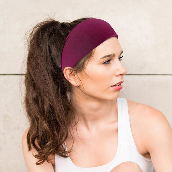 femme-profil-sportif-bandeau-cheveux-violet-style-simple-mouvement-lumiere