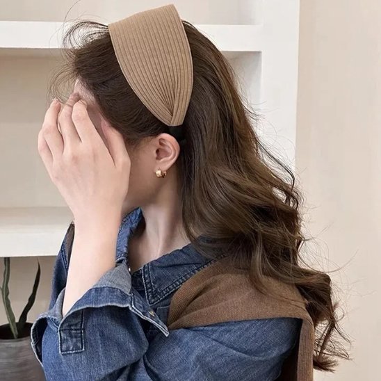 femme-style-detendu-bandeau-cheveux-large-beige-look-naturel-texture-mode
