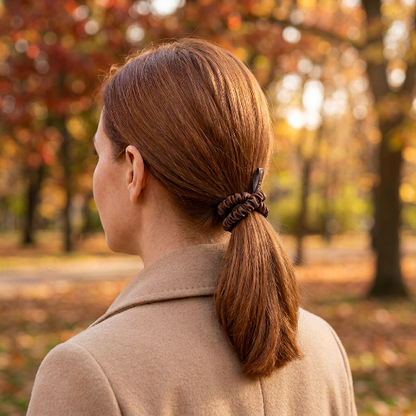 Grand élastique cheveux cafe sur queue basse au parc