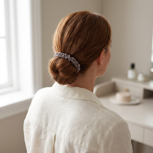 Grand élastique cheveux mauve grise autour du chignon bas