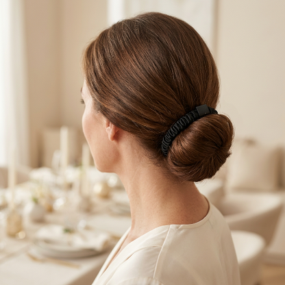 Grand élastique cheveux noir autour d un chignon bas