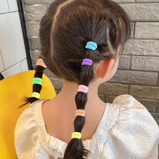 élastique-cheveux-fillette-coiffure-tresses-colores-cheveux-bruns-style-original-soigne-mignon