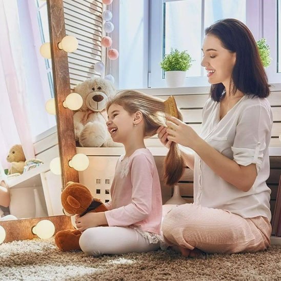 peigne-à-cheveux-bois-douce-coiffure-enfant-moment-tendre-soin-capillaire-apaisant