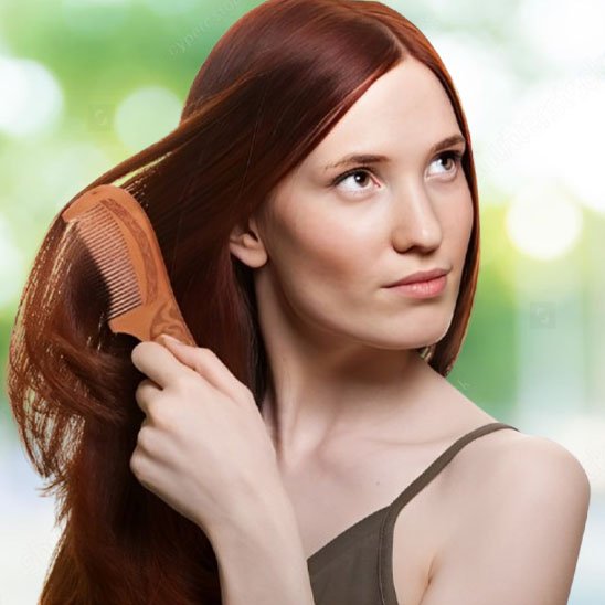 peigne-à-cheveux-bois-lissant-chevelure-rousse-soin-naturel-coiffage-fluide-harmonieux
