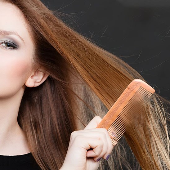 peigne-à-cheveux-bois-lissant-longue-chevelure-soin-capillaire-naturel-coiffage-fluide