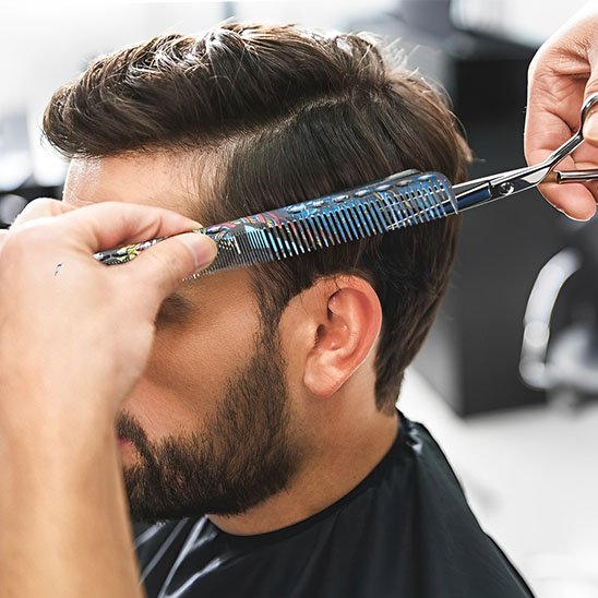 peigne-à-cheveux-guidant-coupe-laterale-precise-coiffeur-expert-stylisation-masculine-professionnelle