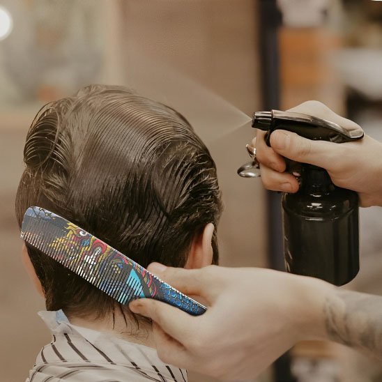 peigne-à-cheveux-multicolore-coiffant-cheveux-humidifies-stylisation-precise-salon-professionnel-expert