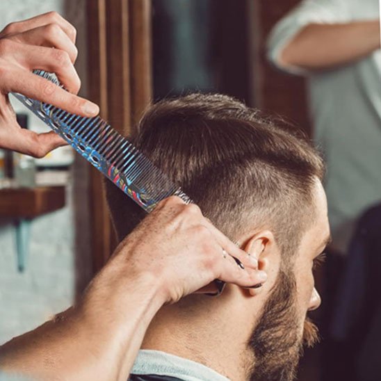 peigne-à-cheveux-multicolore-guidant-coupe-arriere-precise-coiffeur-expert-stylisation-professionnelle