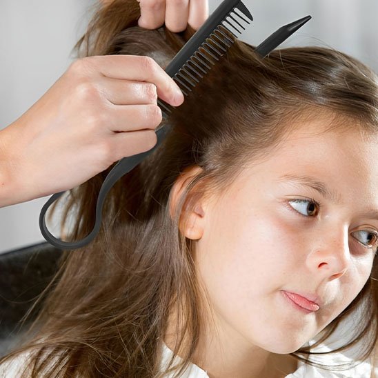 Peigne à cheveux noir coupe de cheveux fille