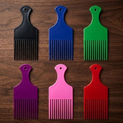 Peigne à dents larges en six couleurs noir bleu vert violet rose et rouge disposes sur une surface en bois