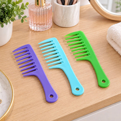 Peigne à dents larges  en trois coloris violet bleu et vert sur une surface en bois