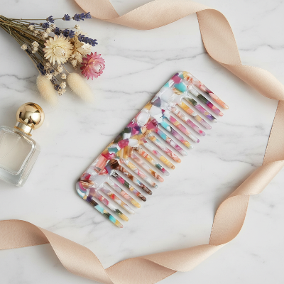 Peigne à dents larges multicolore flat lay decor marbre luxe