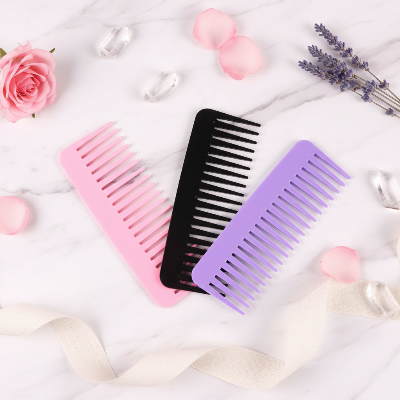 Peigne à dents larges trio rose noir violet sur marbre