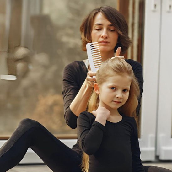 peigne-blanc-demelant-cheveux-longs-soin-doux-enfant-moment-calme-familial