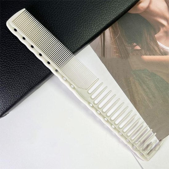 Peigne blanc deposer sur une surface plate