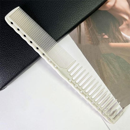 Peigne blanc deposer sur une surface plate