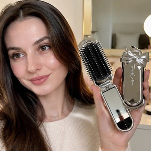 Peigne cheveux femme presente ouvert avec miroir par une femme brune a cote du modele ferme a noeud argente