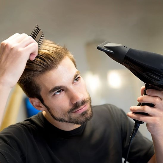 peigne-coiffant-sechage-cheveux-homme-stylisation-precision-outil-barbier-professionnel-noir