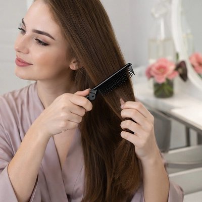 peigne-couleur-noir-pliable-brosse-cheveux-longue-dans-sa-chambre