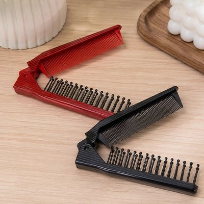 peigne-deux-modele-rouge-et-noir-pliable-sur-une-table
