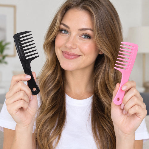  Peigne femme a dents larges en noir et rose presentes par une femme aux cheveux ondules