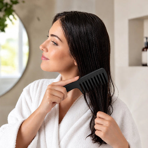  Peigne femme noir a dents larges utilise sur cheveux longs mouilles dans la salle de bain