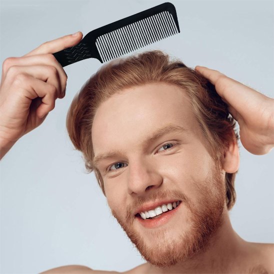 peigne-noir-coiffant-cheveux-roux-homme-souriant-style-naturel-soin-capillaire-simple