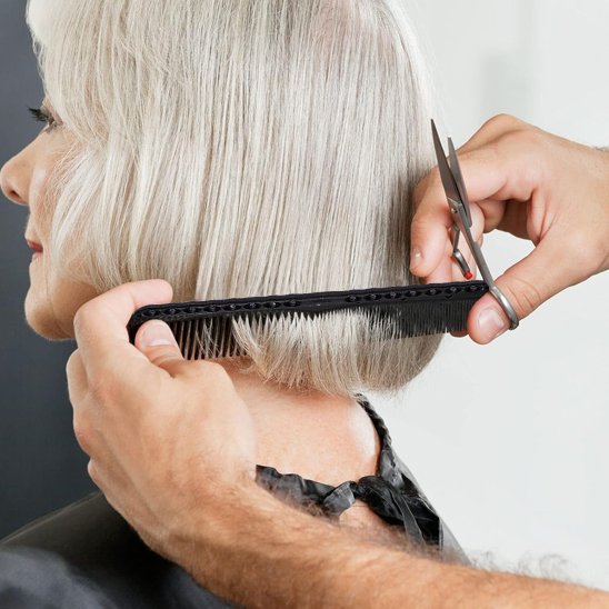 Peigne noir coupe cheveux court blond