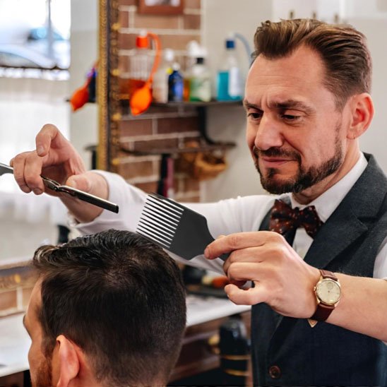 peigne-noir-guidant-coupe-homme-precision-salon-professionnel-style-soin-cheveux