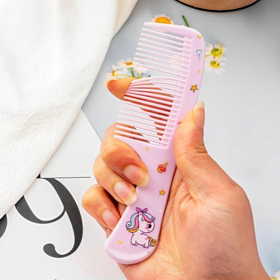 peigne-rose-enfant-dent-fine-coiffage-doux-design-licorne-accessoire-cheveux-ludique