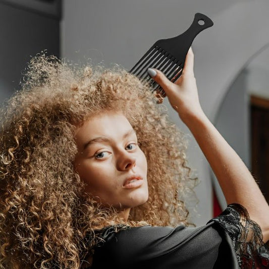 peigne‑afro‑noir‑soulevant‑volume‑chevelure‑bouclee‑style‑naturel‑soin‑quotidien
